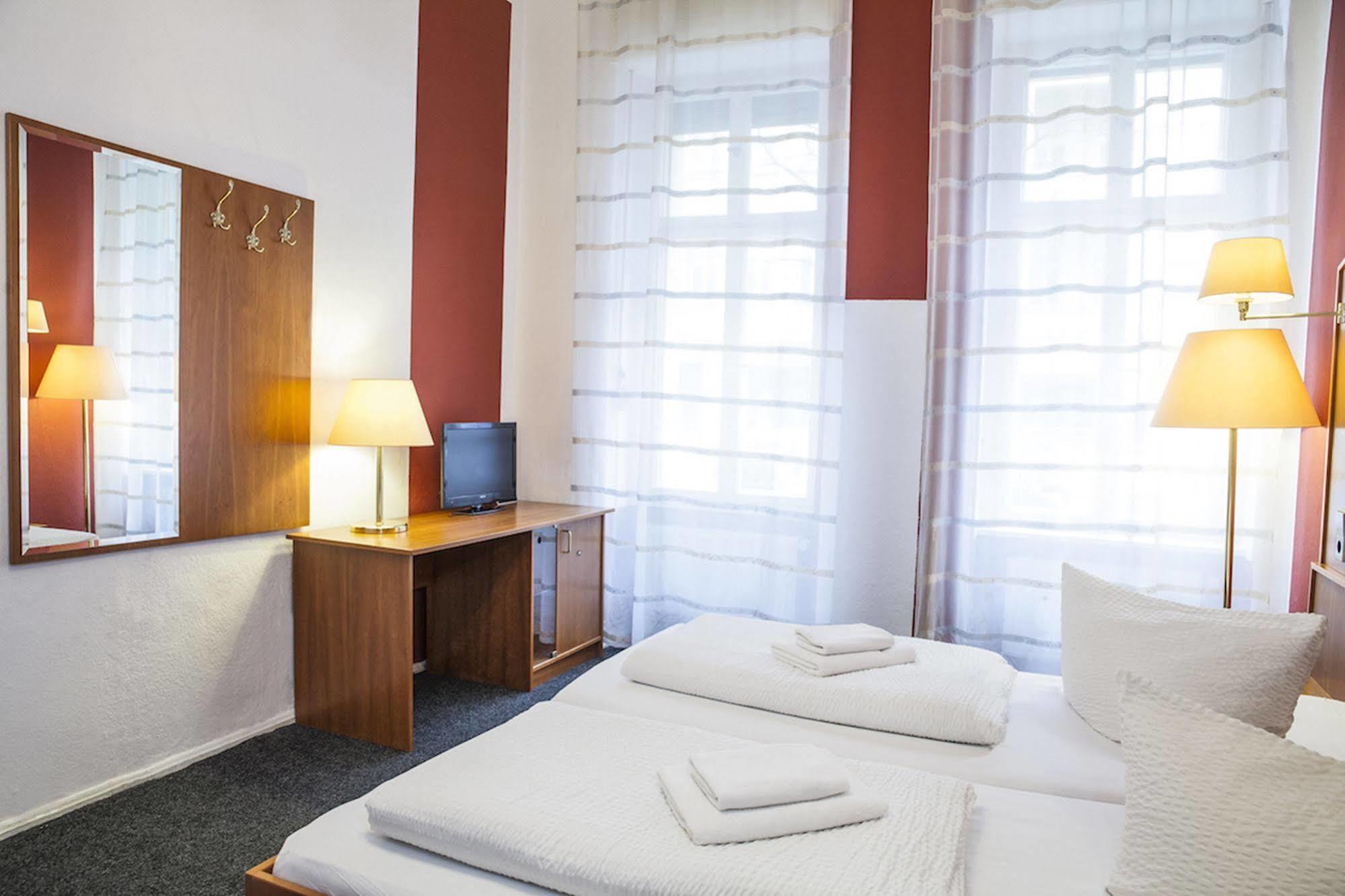 Hotel Pension Insor Berlim Exterior foto