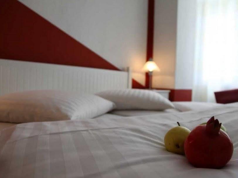 Hotel Pension Insor Berlim Exterior foto