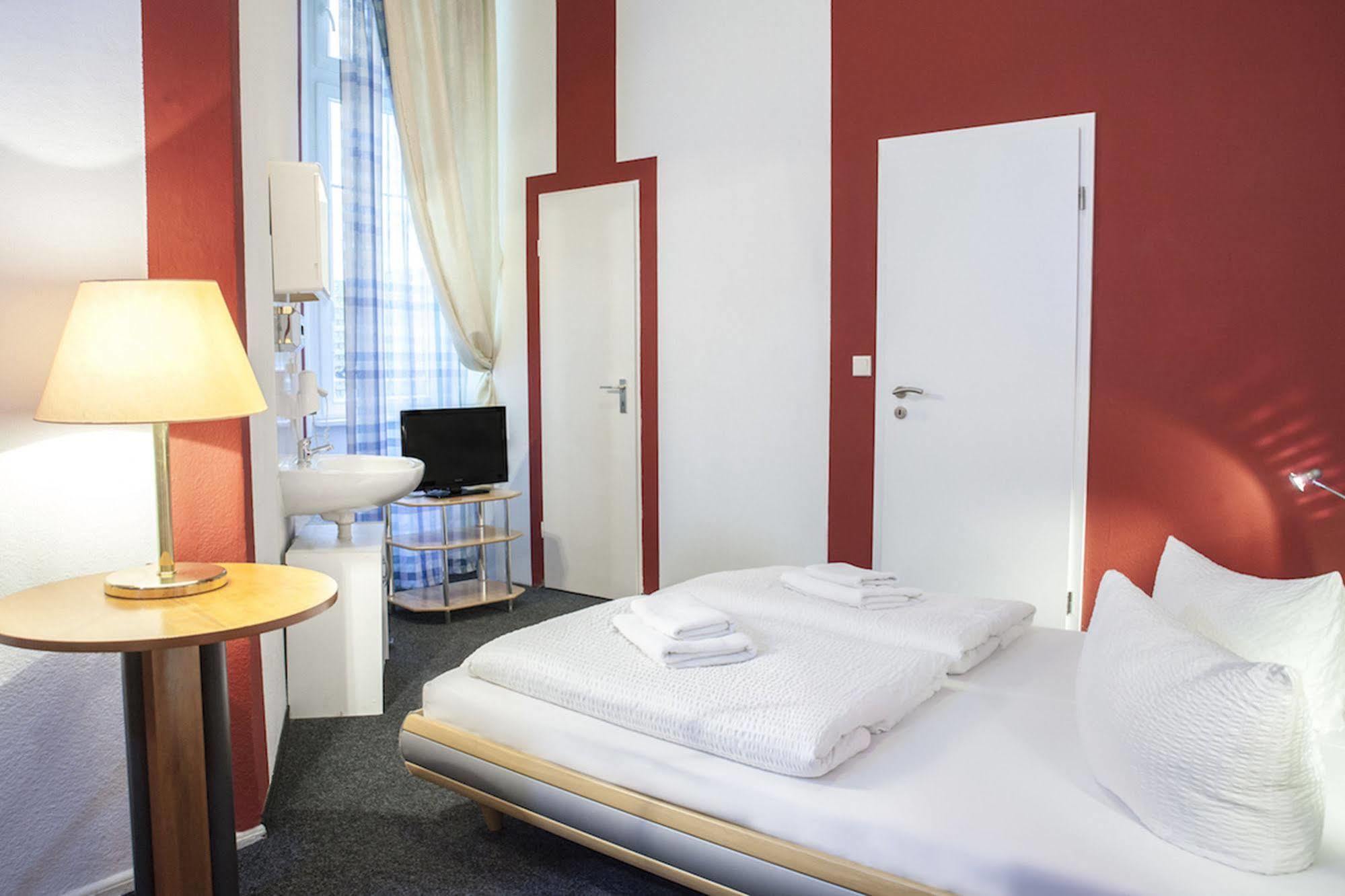 Hotel Pension Insor Berlim Exterior foto